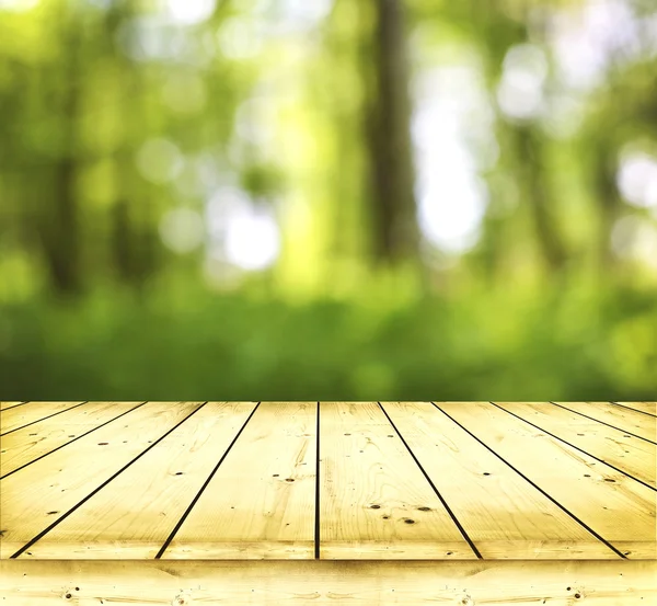 Mesa de madera sobre fondo verde — Foto de Stock