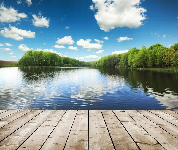 Lesní jezero a dřevěné desky — Stock fotografie