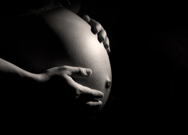 Göbekli hamile bir kadın.