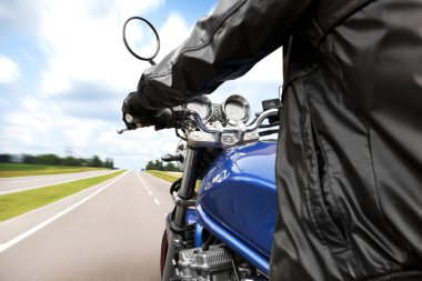 Motosiklet üzerinde sürüş adam