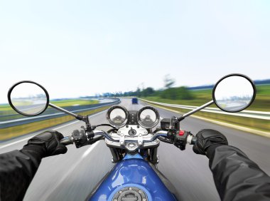 Motosiklet üzerinde sürüş adam