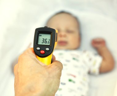 Erkek elinde termometre