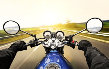 Motosiklet üzerinde sürüş adam