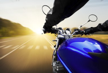 Motosiklet üzerinde sürüş adam