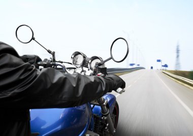 Motosiklet üzerinde sürüş adam