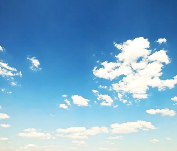 Blauer Himmel mit Wolken — Stockfoto