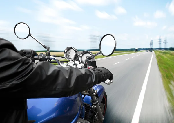 Mann fährt auf Motorrad — Stockfoto