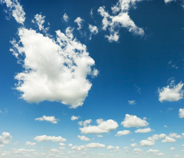 Blauer Himmel mit Wolken — Stockfoto