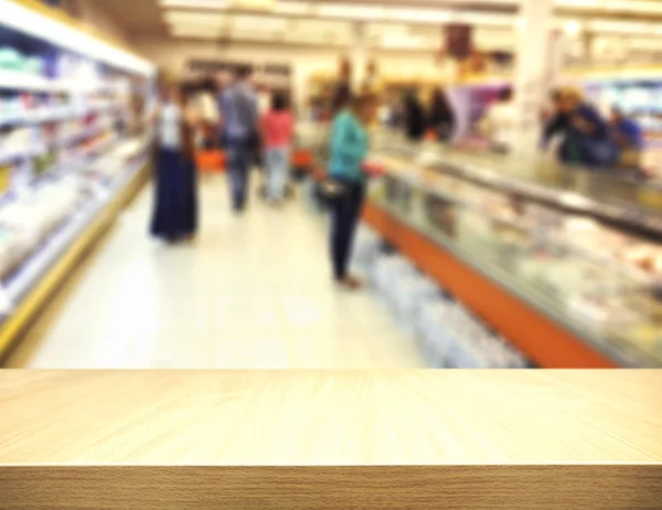 Süpermarkette kahverengi masa — Stok fotoğraf