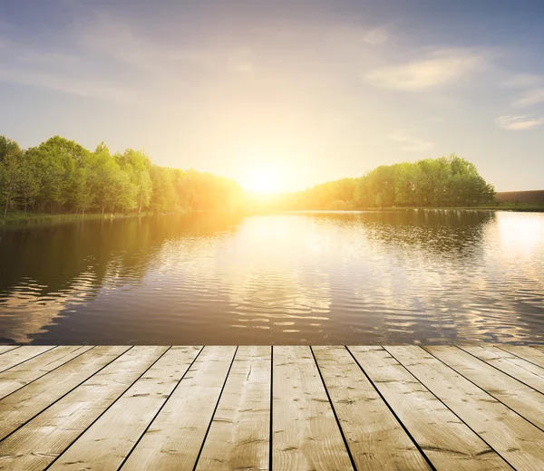 Lago da floresta no por do sol — Fotografia de Stock