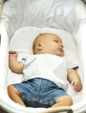 Bebek arabasında uyuyor