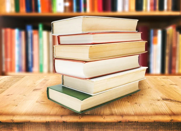 Pile de livres dans la bibliothèque — Photo