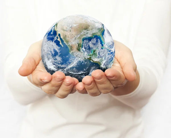 Eller Dünya gezegeni korumak — Stok fotoğraf