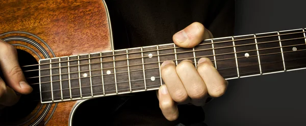 Ακουστική κιθάρα στα χέρια — Φωτογραφία Αρχείου