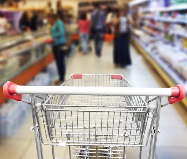 Carrinhos de compras em supermercado — Fotografia de Stock