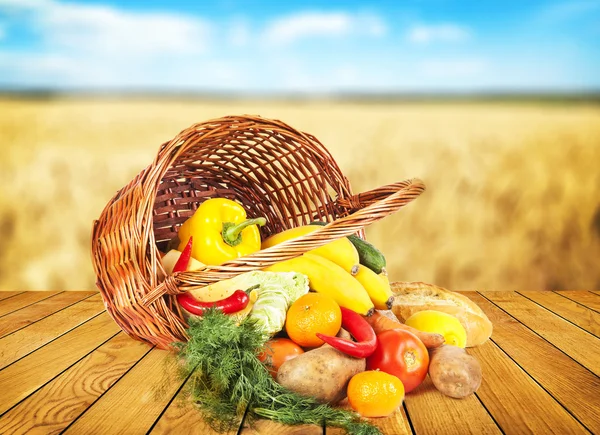 Frutas y verduras en escritorio de madera — Foto de Stock