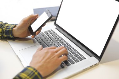 Dizüstü bilgisayarda çalışan adam