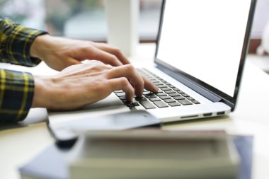 Dizüstü bilgisayarda çalışan adam