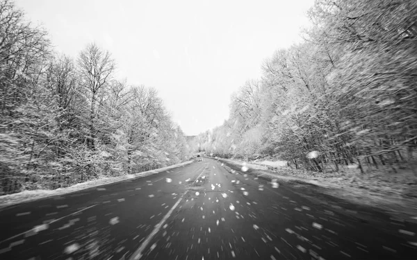Estrada de inverno desfocada — Fotografia de Stock