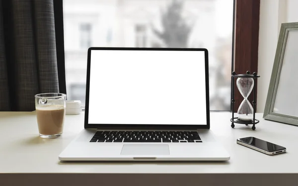 Laptop, koffie en telefoon — Stockfoto