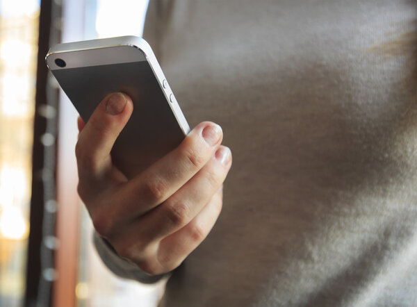 Рука с мобильного телефона
