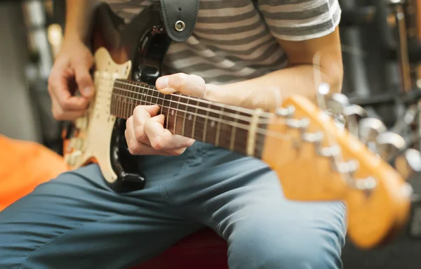 Vista do homem tocando guitarra elétrica — Fotografia de Stock