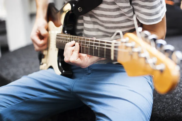Θεώρηση του ανθρώπου που παίζει ηλεκτρική κιθάρα — Φωτογραφία Αρχείου