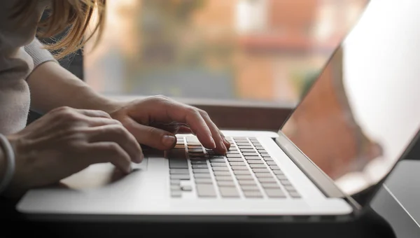 Vrouw werkt op laptop — Stockfoto