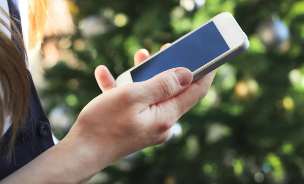 Kvinna hand med mobiltelefon — Stockfoto