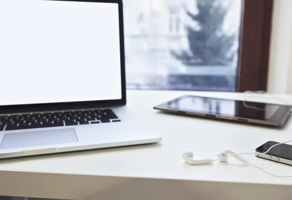 Ordenador portátil, teléfono, tableta y auriculares — Foto de Stock