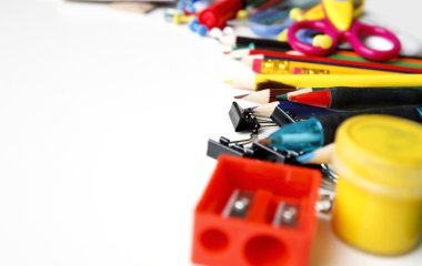 Beyaz okul malzemeleri