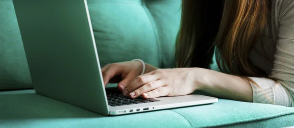 Frau arbeitet am Laptop — Stockfoto