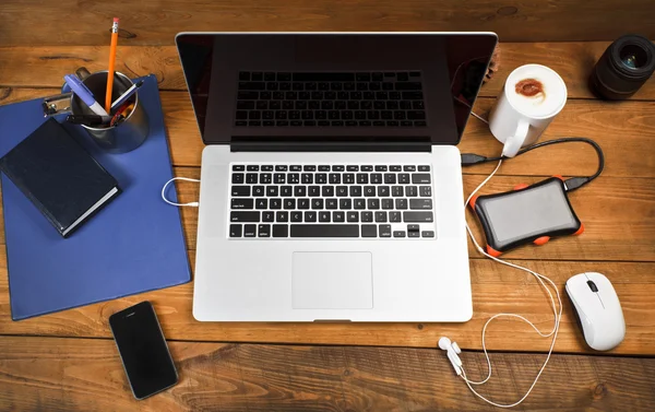 Espacio de trabajo con portátil y teléfono — Foto de Stock