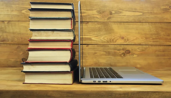 Pila de libros y portátil — Foto de Stock