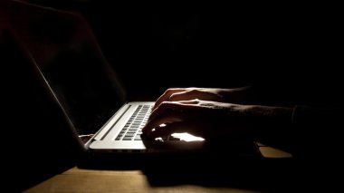 Dizüstü bilgisayarda çalışan adam