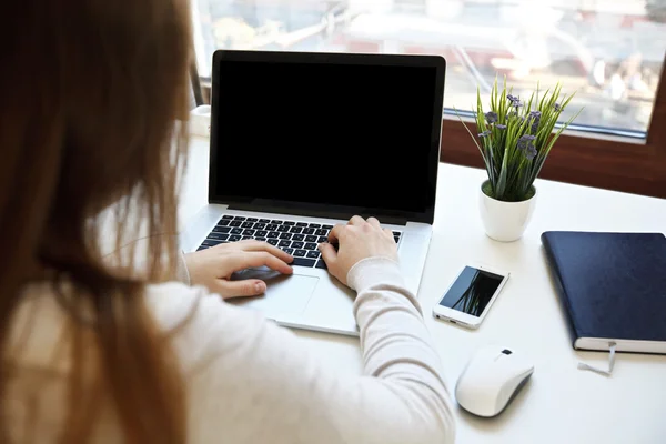 Donna che lavora sul computer portatile — Foto Stock