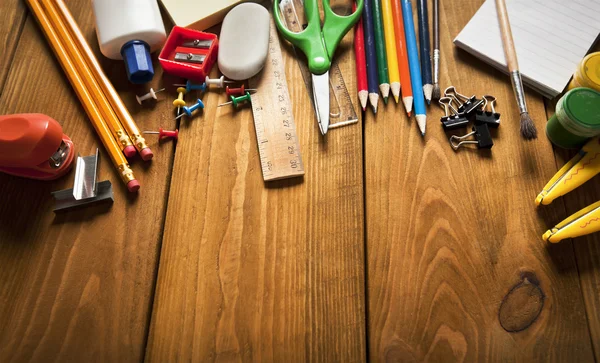 Equipamento escolar em mesa de madeira — Fotografia de Stock