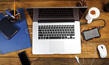 Çalışma alanı dizüstü bilgisayar ve telefon