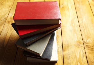 Masada bir yığın kitap