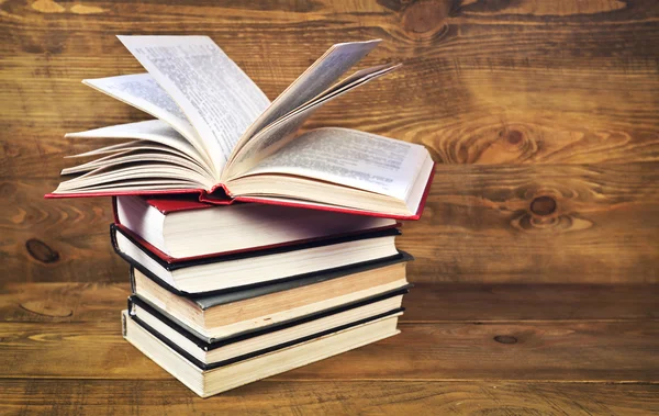 Stapel boeken op tafel — Stockfoto