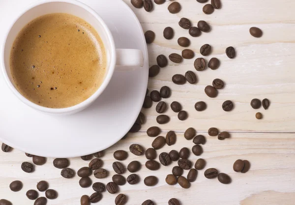 Café preto em copo branco na mesa de madeira branca — Fotografia de Stock