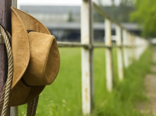Cowboy hat and lasso on fence American ranch — Stock Photo, Image