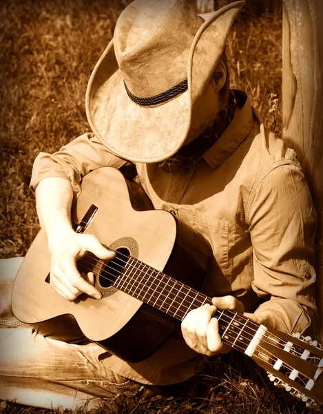 Ковбой играет на гитаре — стоковое фото