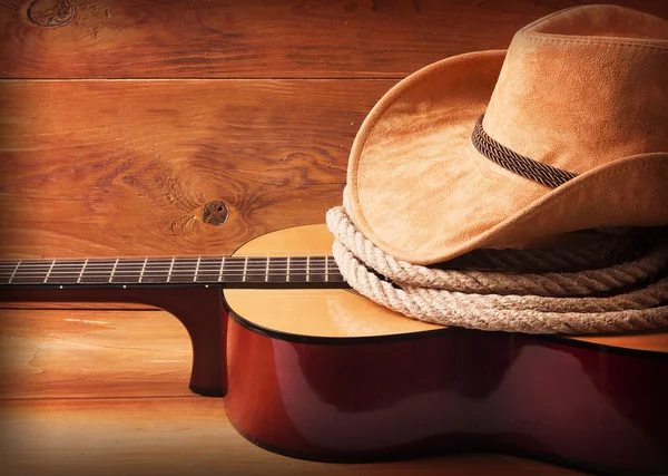 Картина кантри с гитарой и ковбойской шляпой — стоковое фото