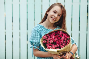 Demet gül tutan ara kız