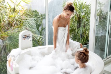 Banyo yıkama bir çocuk ile anne