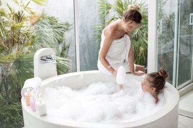 Banyo yıkama bir çocuk ile anne