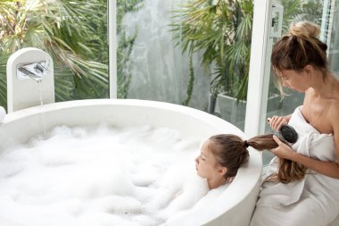 Banyo yıkama bir çocuk ile anne