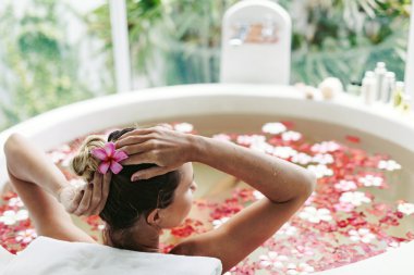 Çiçeklerle banyo spa