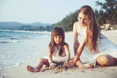 Aile sahilde yürüyor.